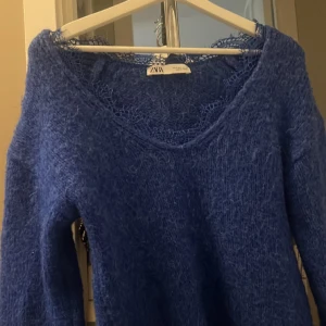 V-ringad långärmad tröja.  - En använd v-ringad tröja från zara med späts i v-ringningen. Den är i storlek s men skulle passa en som bär m lika bra då den är stor i storleken. Inga stora skador men den är nopprig. 