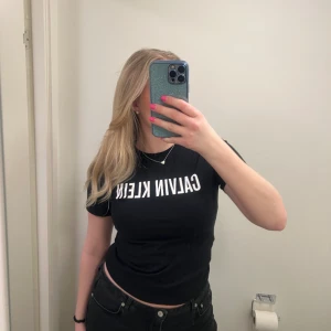 Calvin Klein T-shirt  - En stilren svart T-shirt från Calvin Klein  Använd ett fåtal gånger, storlek 164/176cm men skulle säga att den passar allt från XS-M 