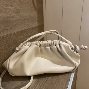 Gina väska  - Så fin väska från Gina, använd fåtal gånger. Säljer då den inte kommer till användning