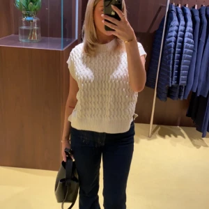 Beige stickad väst - Beige stickad väst ifrån gant. Super snygg och är varsamt använd. 🌸