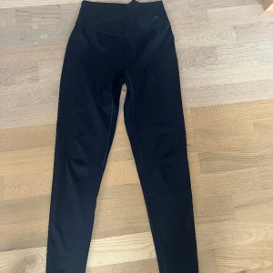 Svarta träningsthights från gymshark - Mjuka sköna träningsthights i storlek M men passar även om man brukar ha S