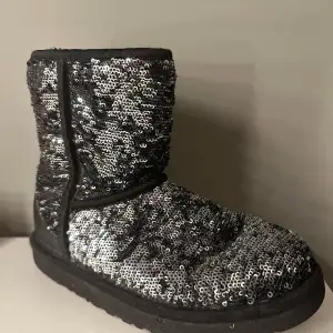 Super snygga glittriga uggs i storlek 33 och lite slitna!  Säljer för de är för små!❤️