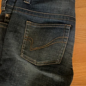 Lågmidjade jeans  - Jättesnygga lågmidjade jeans köpte second hand för 379kr  säljer för att dem är lite för korta på mig när jag har skor och jag har redan mörkblåa jeans☺️ skriv gärna om ni har några frågor ❤️