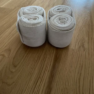 Vita benlindor till ponny - Vita benlindor till ponny. Fint skick men behöver tvättas.