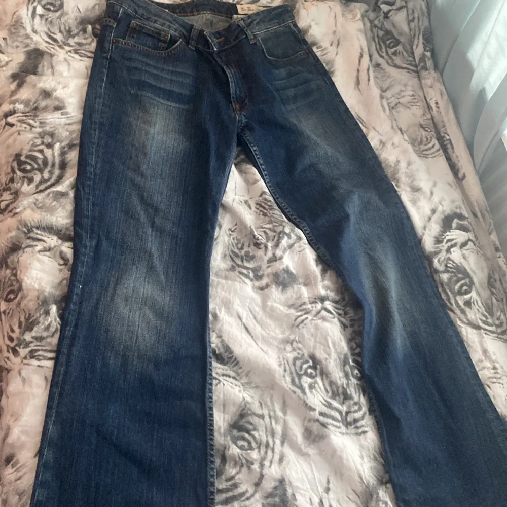 Fina mörkblåa Jean, ej använda tyvär så vet vi inte märket eftersom det inte står💓. Jeans & Byxor.
