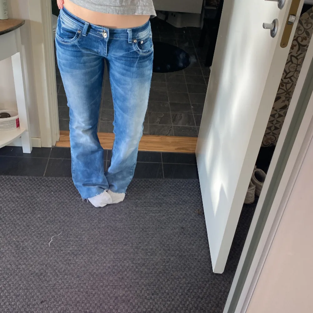 Jätte snygga lågmidjade bootcut jeans från märket ”Dolce & rosa”💕köpta här på Plick men knappt använda av mig!. Jeans & Byxor.