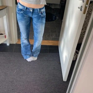 Jeans - Jätte snygga lågmidjade bootcut jeans från märket ”Dolce & rosa”💕köpta här på Plick men knappt använda av mig!