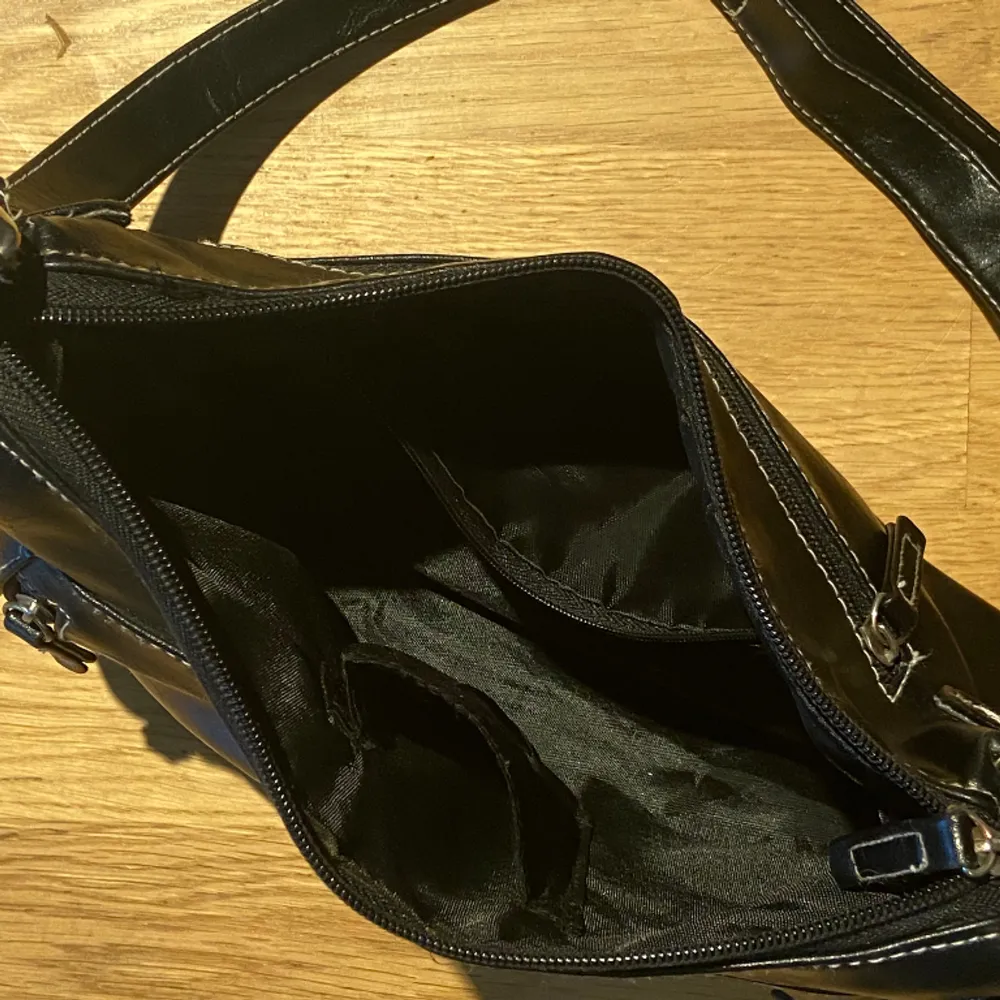 fin axelväska med många fickor! två fickor på framsidan, en på baksidan och två inuti väskan. axelbandet är justerbart. kontakta gärna vid frågor <3. Väskor.