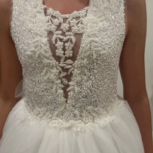 Säker festklänning till 11år - Säljer min dotter klänning hon har halten gång i några timmar 