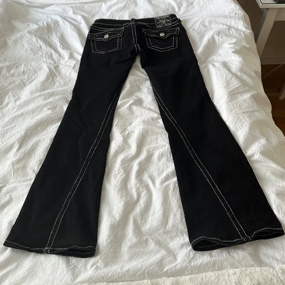 Lågmidjade bootcut jeans från True Religion 🩷så himla snygga!! Midja: 76cm (stretchiga!!!!) innerben 82cm . Toppar.