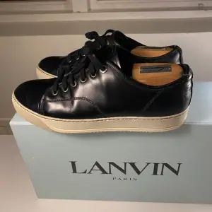 Hej, säljer ett par fräscha Lanvin Cap Toe Sneakers i svart läder. Bra skick, enstaka repor, fler bilder i DM. Box medkommer vid köp. Nypris 4600kr. Size 6 vilket motsvarar 41/42. Pris kan diskuteras. Hör av dig vid intresse. Allt gott!
