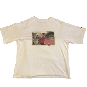 uniqlo t-shirt  - en uniqlo t-shirt som säljs för 49kr och nypriset var 249kr.