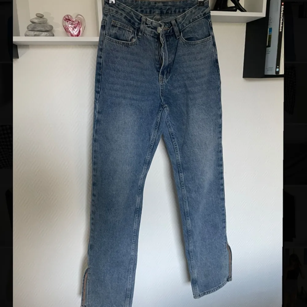 Mid waist jeans med slit. De är lite långa för mig som är 165cm. Fler bilder kan ges om så behövs. ❤️. Jeans & Byxor.
