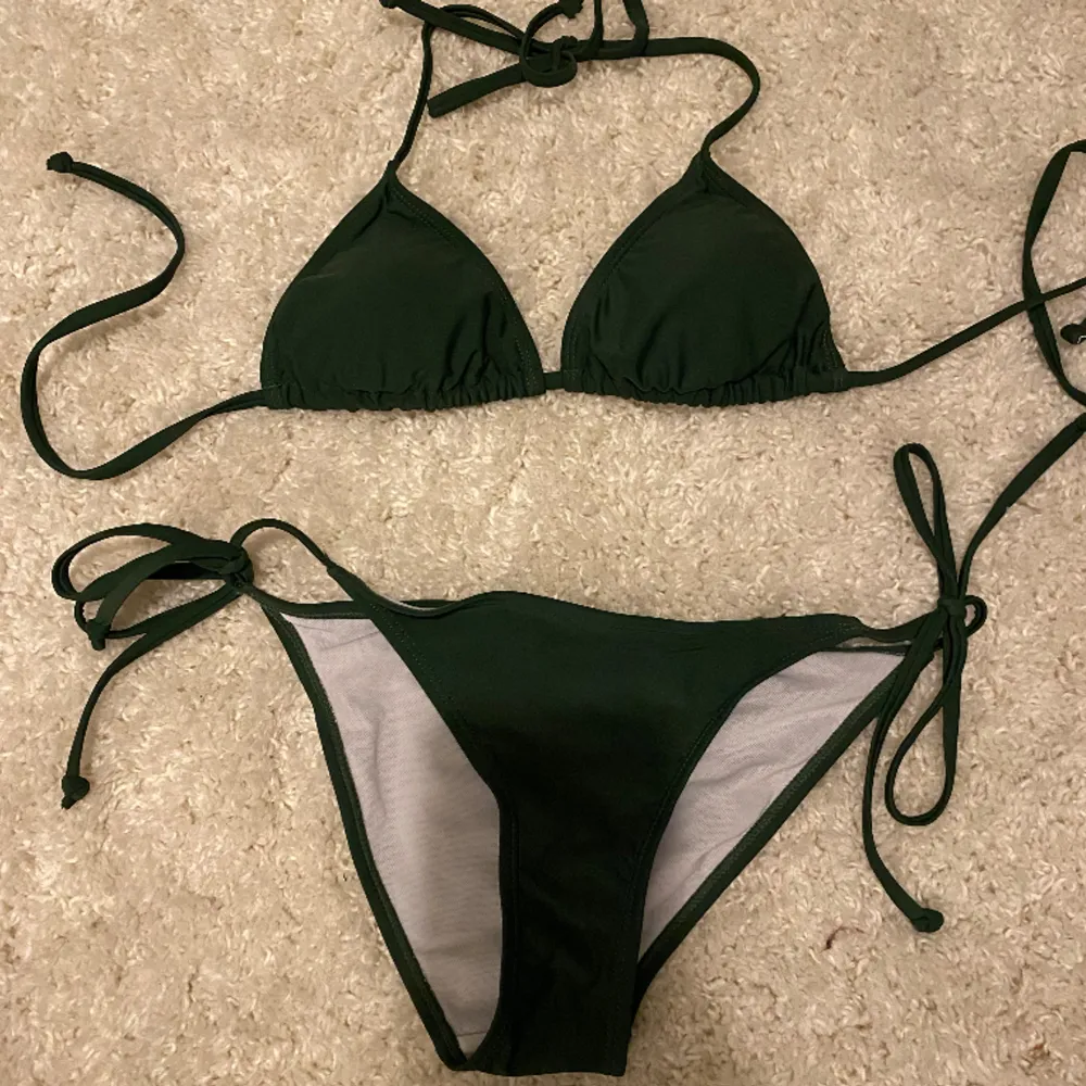 En jättefin mörkgrön bikini från Shein. Aldrig användt så är i nyskick💗 ordinarie pris: 119 kr💗. Övrigt.