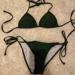 Bikini  - En jättefin mörkgrön bikini från Shein. Aldrig användt så är i nyskick💗 ordinarie pris: 119 kr💗