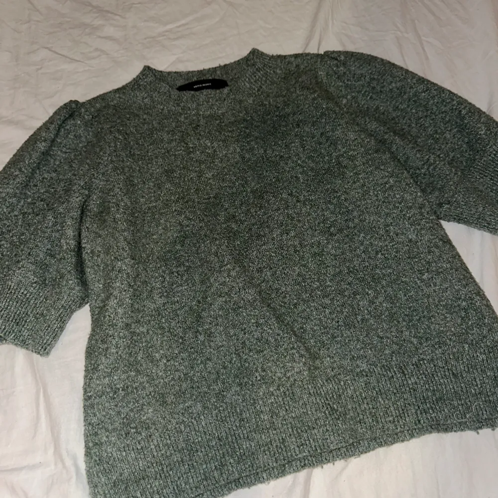 Säljer min mörkgröna puffärmade tröja då den inte används. Superfin och bra skick förutom lite noppror. Köptes på Vero Moda för 229kr . Stickat.