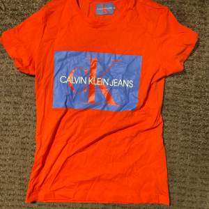 Jag säljer en Calvin klein t-shirt i superbra skick för 299kr.