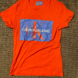 Jag säljer en Calvin klein t-shirt i superbra skick för 299kr.