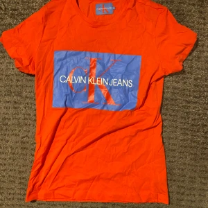 Calvin klein t-shirt - Jag säljer en Calvin klein t-shirt i superbra skick för 299kr.
