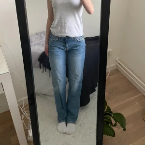 Ginatricot - Super fina blå jeans från Ginatricot, som  är lågmidjade/midwaist!🩷