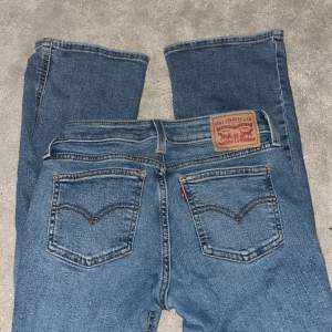 Säljer ett par levis jeans som är köpta här på plick men som ej passade tyvär :( de är supersnygga och passar för folk som är 160 eller under.  Nypris: 1000