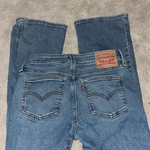 Levis superlow boot - Säljer ett par levis jeans som är köpta här på plick men som ej passade tyvär :( de är supersnygga och passar för folk som är 160 eller under.  Nypris: 1000