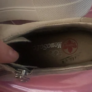 Beige kända skor med skön sula  - Tror märket heter daisy, har sköna sulor och är knappt använda, storlek 37