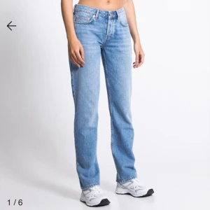 midwaist jeans - Säljer dessa för dom inte tyvärr inte passar mig mer. Dom är använda men ändå i bra skick, nästan som nya. Köpte dom för 400kr.  Skriv för fler bilder💕