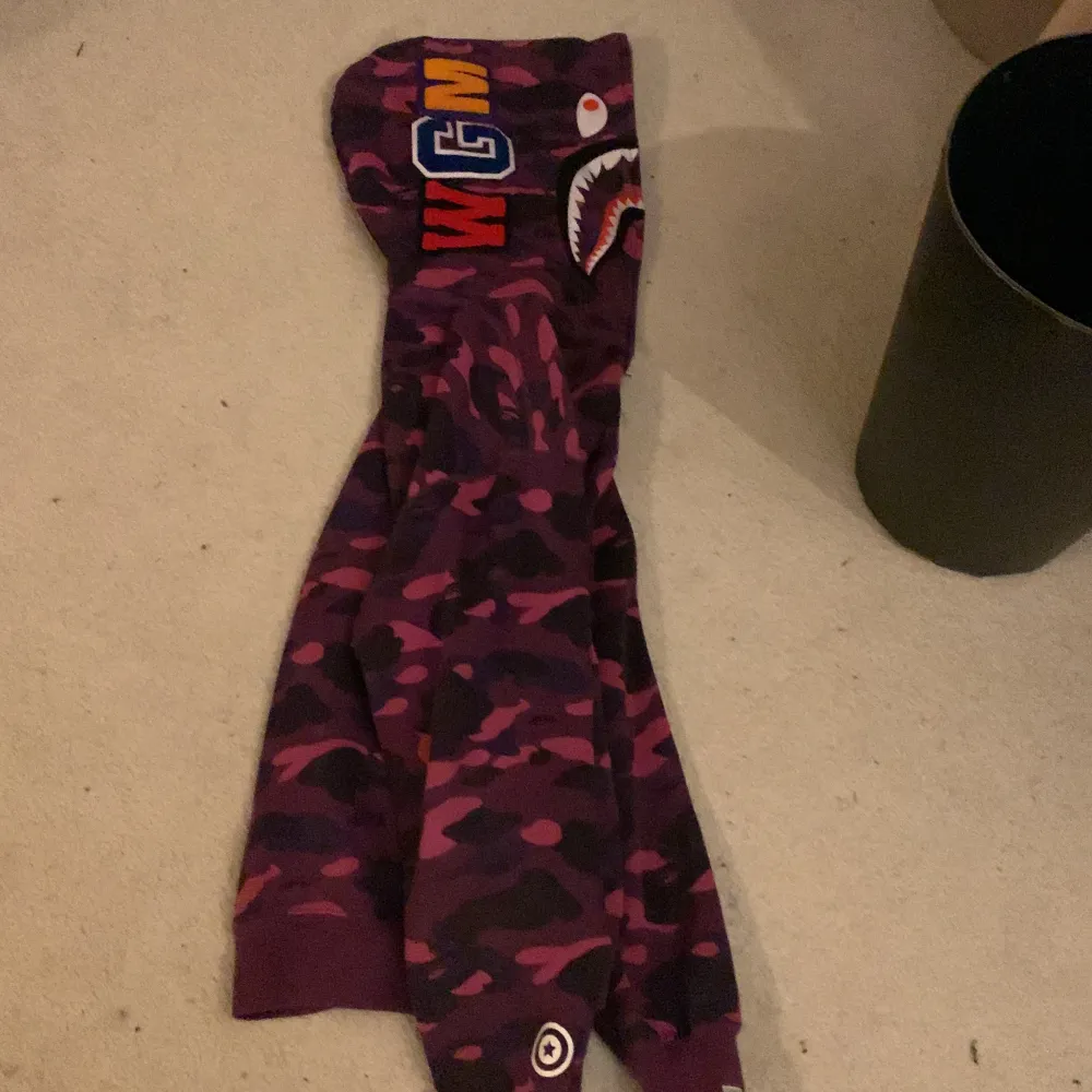 Säljer denna bape hoodie för at jag har Ingen användning.  är köpt i miami bape store/har inte kvitto! Kan även diskutera pris!. Tröjor & Koftor.