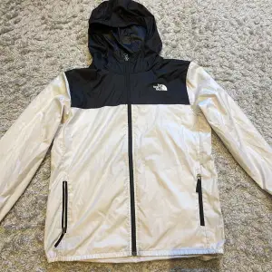 Tja säljer just nu min snygga och coola the north face windbreaker. Den är i ett toppen skick förutom ett litet hål (bild 3). Den är köpt för 1200kr och säljs just nu för endast 499kr