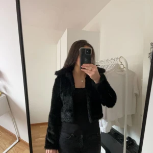 Croppad fluff kofta  - Gammal kofta som aldrig kommit till användning men väldigt fin och passar till allt!