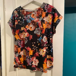 Blus - En blommig blus från Lager 157 i storlek S i mycket bra sick 