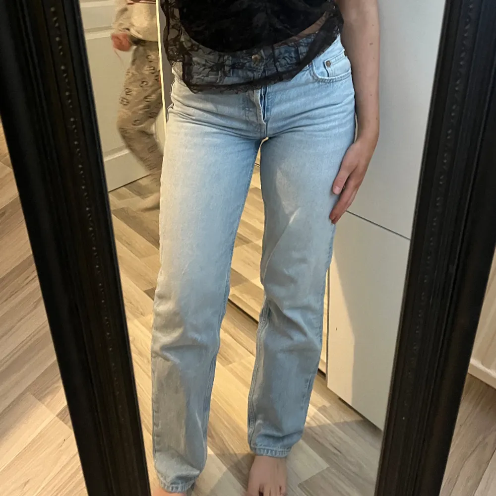 Sååå snygga mid waist jeans från zara som jag inte använder längre, dom är i jätte bra skick. Jeans & Byxor.