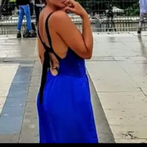 Blå öppen rygg klänning Mango 