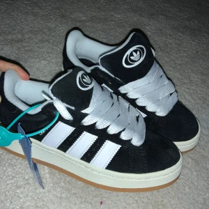 Adidas campus 00s 💘💘 - Säljer helt nya adidas campus 00s i svart pågrund av för liten i storleken så har aldrig använt dom! Hör av dig vid intresse ❤️