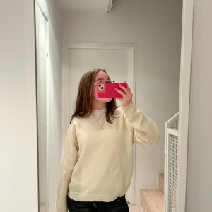 Hm stickad tröja - Härlig stickad tröja från H&M, säljer då den inte kommer till användning💕endast använd 2ggr!! Passar XS/S