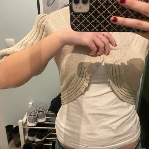 Bolero - Säljer denna super gulliga boleron som jag aldrig använt. Köpt på second hand så vet ej märket. Skulle säga att storleken är S-M! 129kr plus frakt!! 💛💛