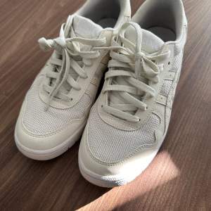 Asics SportStyle unisex skor vita/cream i storlek 39, passar mer som strl 38. ENDANST använda en gång, ingen slitage alls. Nypris 899kr 