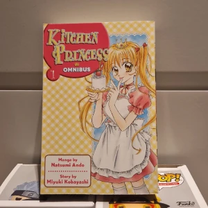 Kitchen princess, Vol 1  - Manga på Engelska. Har lite vikning på baksidan. Köptes för 150kr. Är i en serie med flertals böcker. 