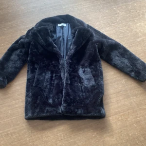H&M jacka - Nypris 399kr. Pälsjacka. Storlek 152-164. 