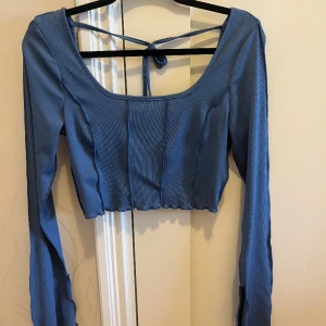 Långärmad blå topp med fina detaljer - Oanvänd blå långärmad topp som passar bra för strl M!!💙🫶🏼