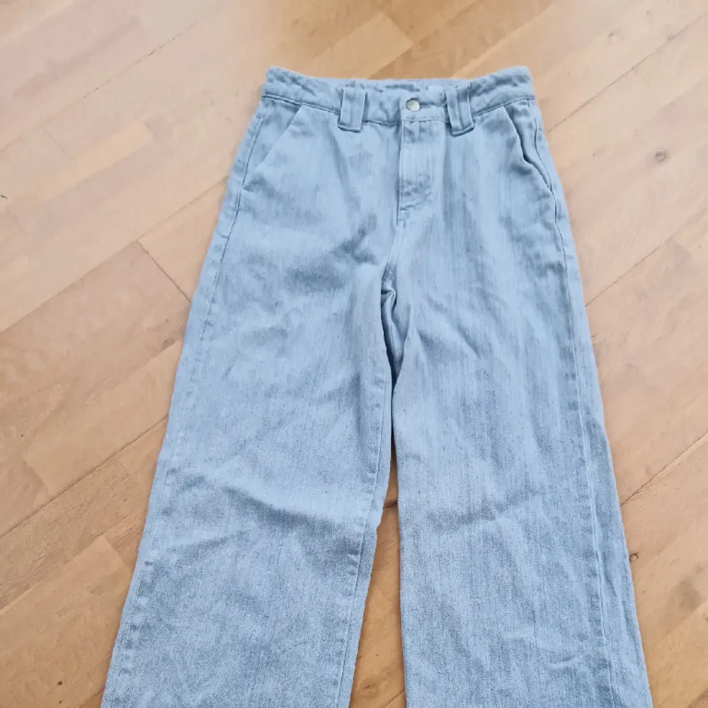 Snygga jeans i ljusare ton. Perfekta för våren! 😍 Obs! Nedlagda för att passa fint till en längd på 180cm. Mkt lite använda pga viktuppgång. 🙈. Jeans & Byxor.