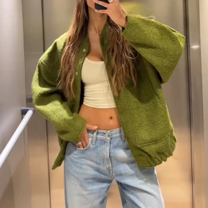 Oversized bomberjacka  - Säljer denna fina slutsålda jacka ifrån Zara . I mycket bra skick  , köptes för 559kr ☺️. Passar så bra inför våren! ( inte mina bilder) 
