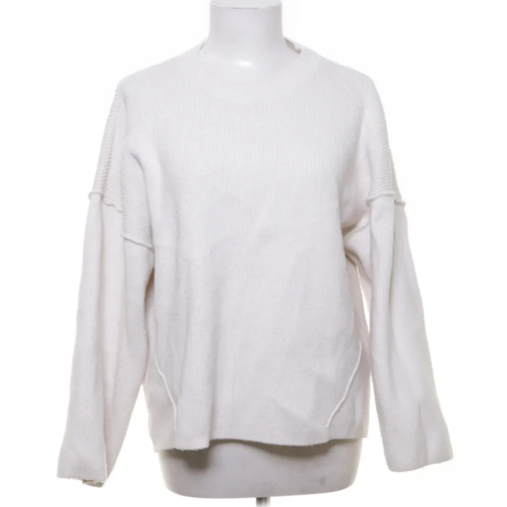 Jättefin vit tröja med detaljer, köpt från hm för längesen men har aldrig fått användning av den, inga defekter🤍 Storlek S men passar även M. Tröjor & Koftor.