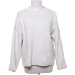 Jättefin vit tröja med detaljer, köpt från hm för längesen men har aldrig fått användning av den, inga defekter🤍 Storlek S men passar även M