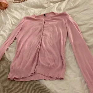 Rosa blis - Väldigt söt rosa tröja med pärlknappar:) Nästan aldrig använd. 