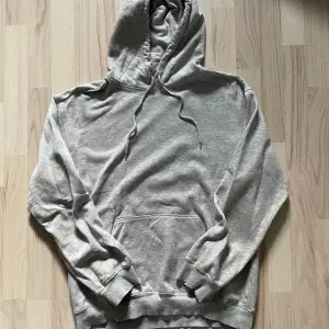 Grå H&M hoodie i ”relaxed fit” storlek small. 75% bomull, 22% polyester, 3% viskos blend. Blank grå hoodie. För mått/fler bilder skriv privat.