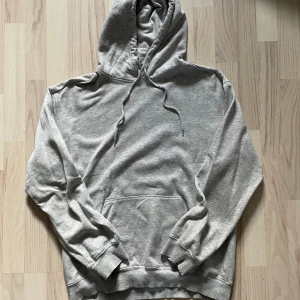 Grå H&M relaxed hoodie - 99 - Grå H&M hoodie i ”relaxed fit” storlek small. 75% bomull, 22% polyester, 3% viskos blend. Blank grå hoodie. För mått/fler bilder skriv privat.