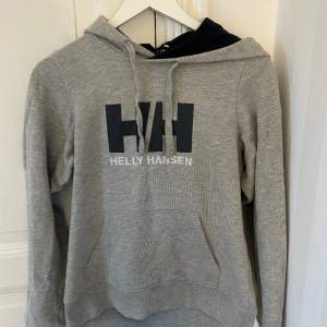 Grå Helly Hansen hoodie 