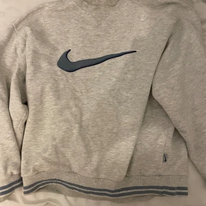 Nike originals sweatshirt - Vintage sweatshirt i limiterad färg som var ytterst svår att få tag på. Bra skick och helt original.   Strl L, men något mindre i size än vanlig ”large”
